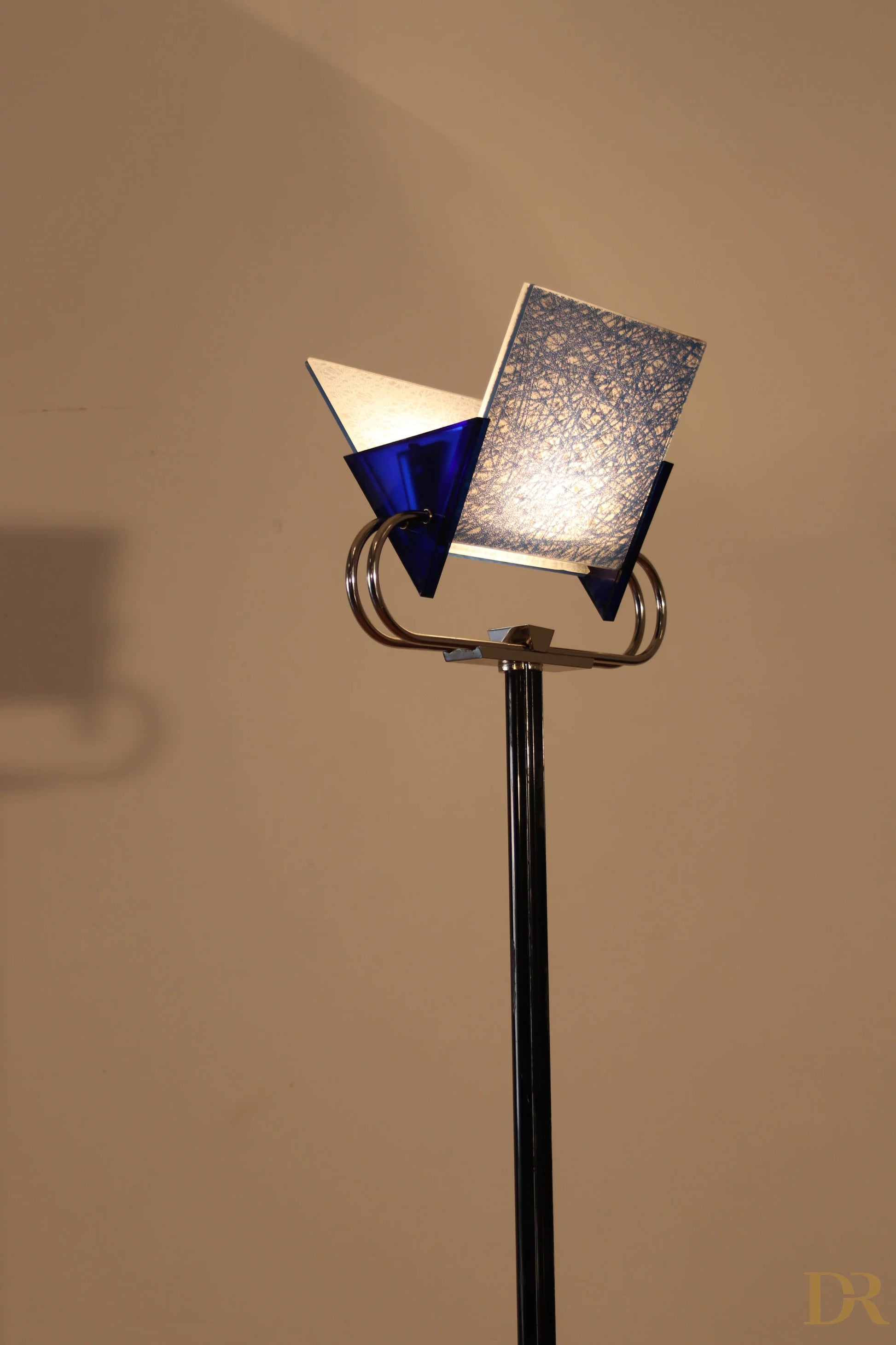 Lampada da terra vintage Triana di Arteluce 1985 con paralume geometrico blu e argento del pluripremiato duo Perry