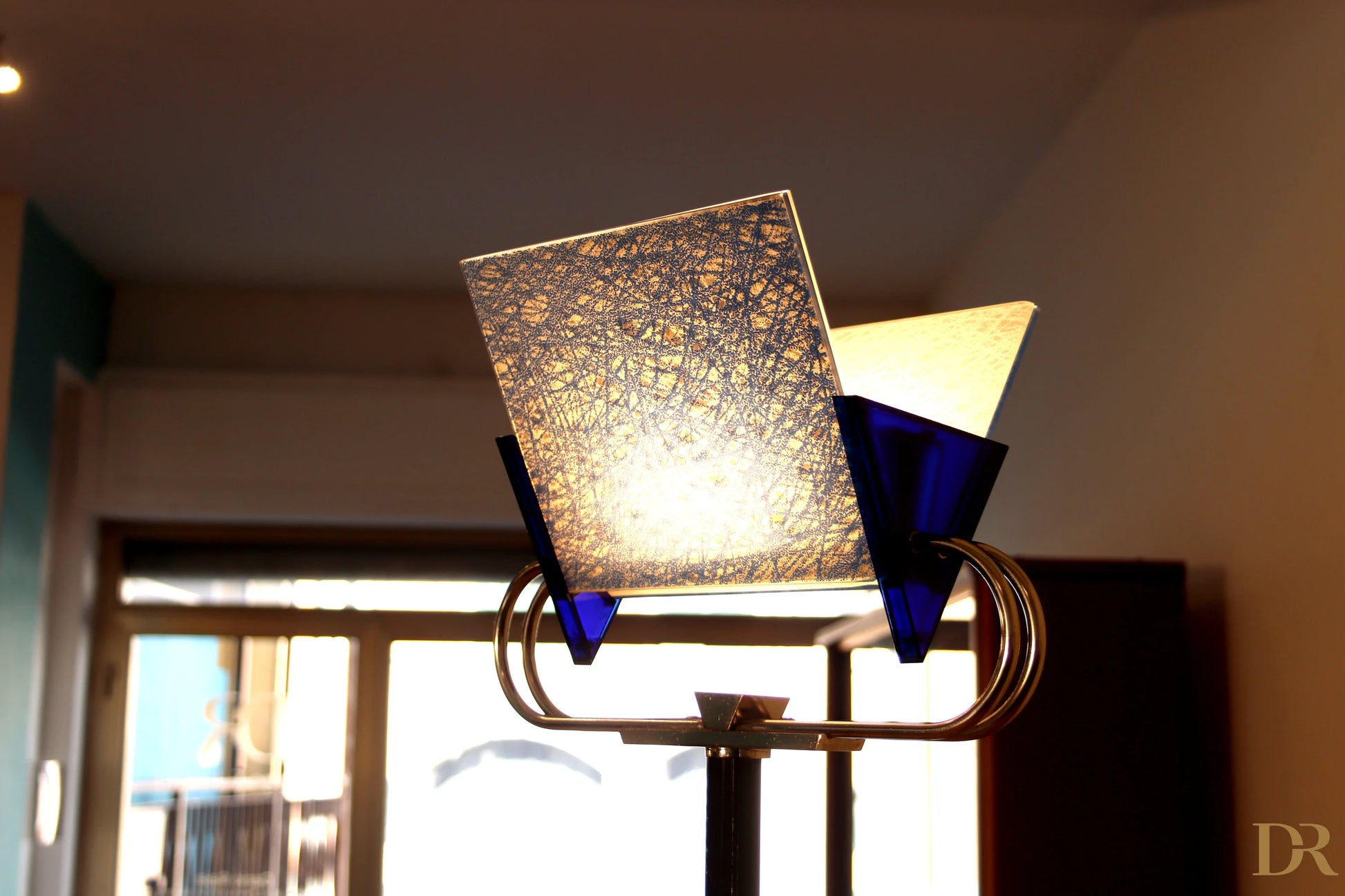 Lampada da terra vintage triata di arteluce 1985 con paralume quadrato in vetro e accenti blu di pluripremiato duo perry