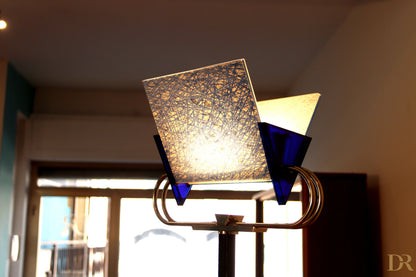 Lampada da terra vintage triata di arteluce 1985 con paralume quadrato in vetro e accenti blu di pluripremiato duo perry