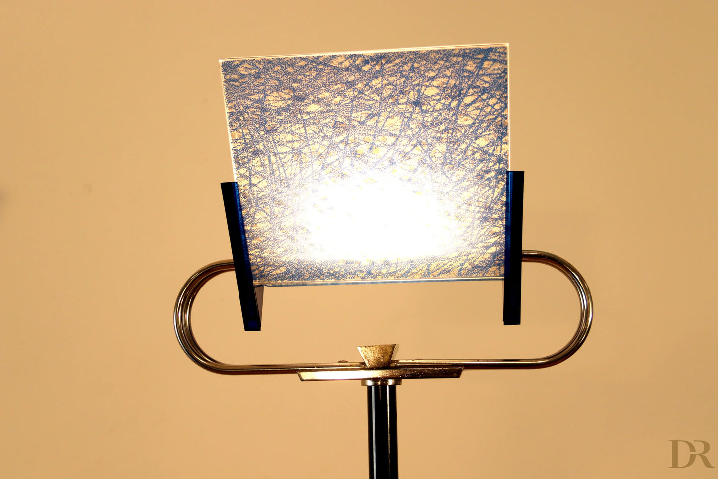 Lampada da terra vintage piantana arteluce triana con paralume in vetro blu e oro e base in metallo e ottone postmodernismo italiano