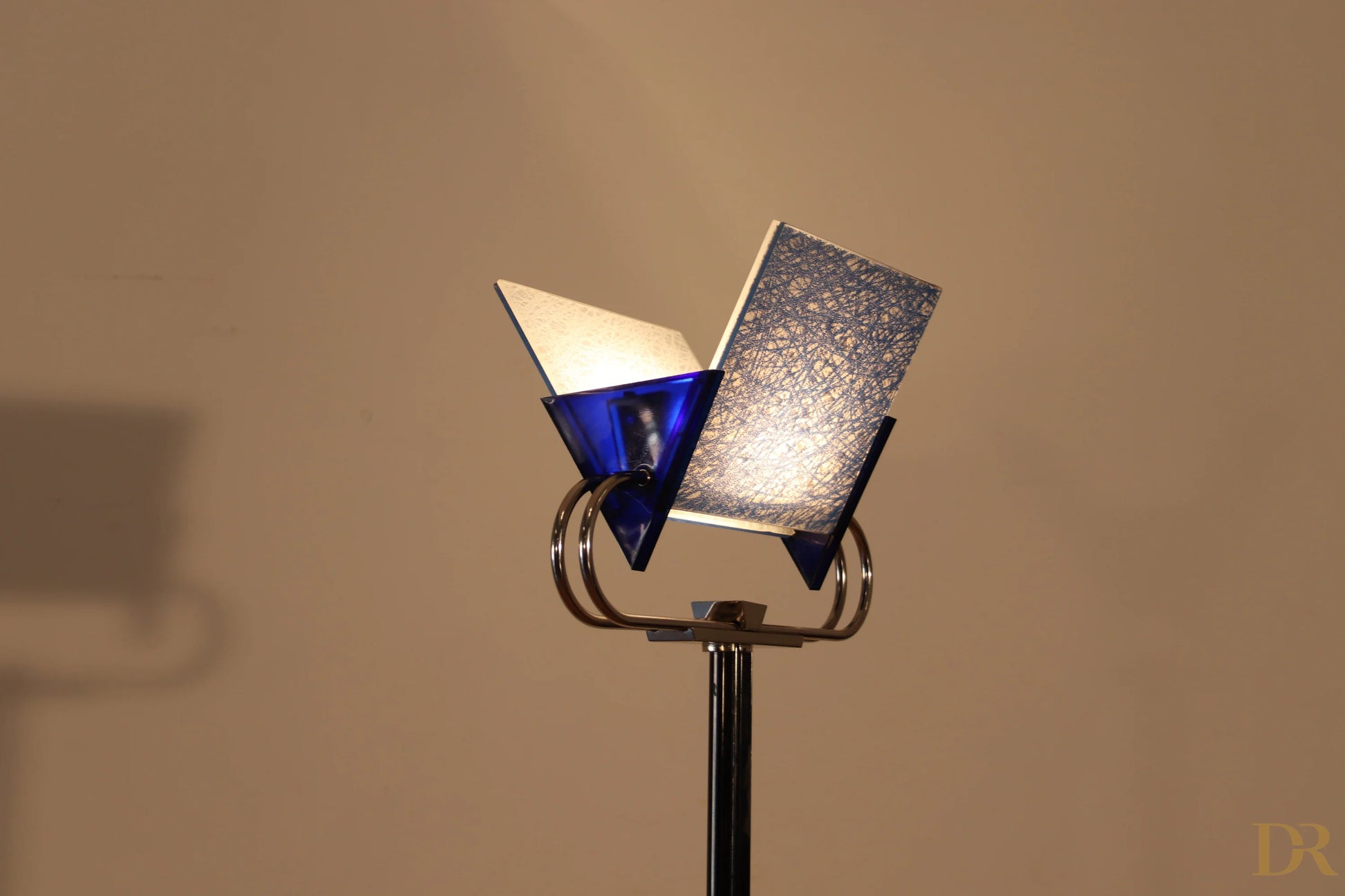 Lampada da terra vintage piantana arteluce triana blu con cornice metallica e pannelli angolati di pluripremiato duo perry