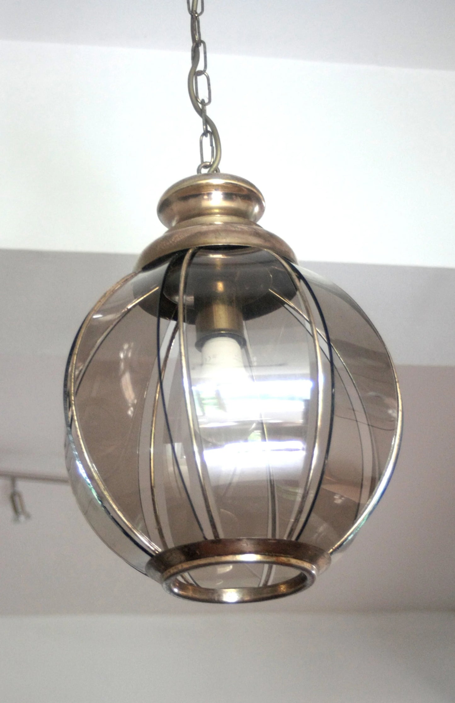 Lampadario in ottone con vetri fumé a spicchi dalla seconda metà xx secolo con paralume sospeso