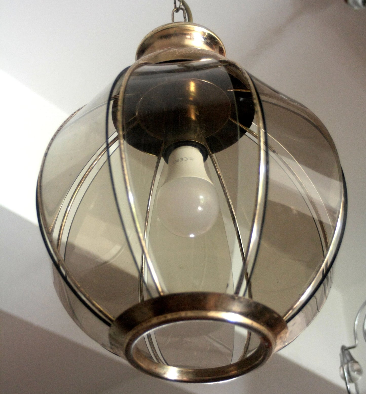 Lampadario in ottone con vetri fumé a spicchi della seconda metà xx secolo con dettagli in ottone