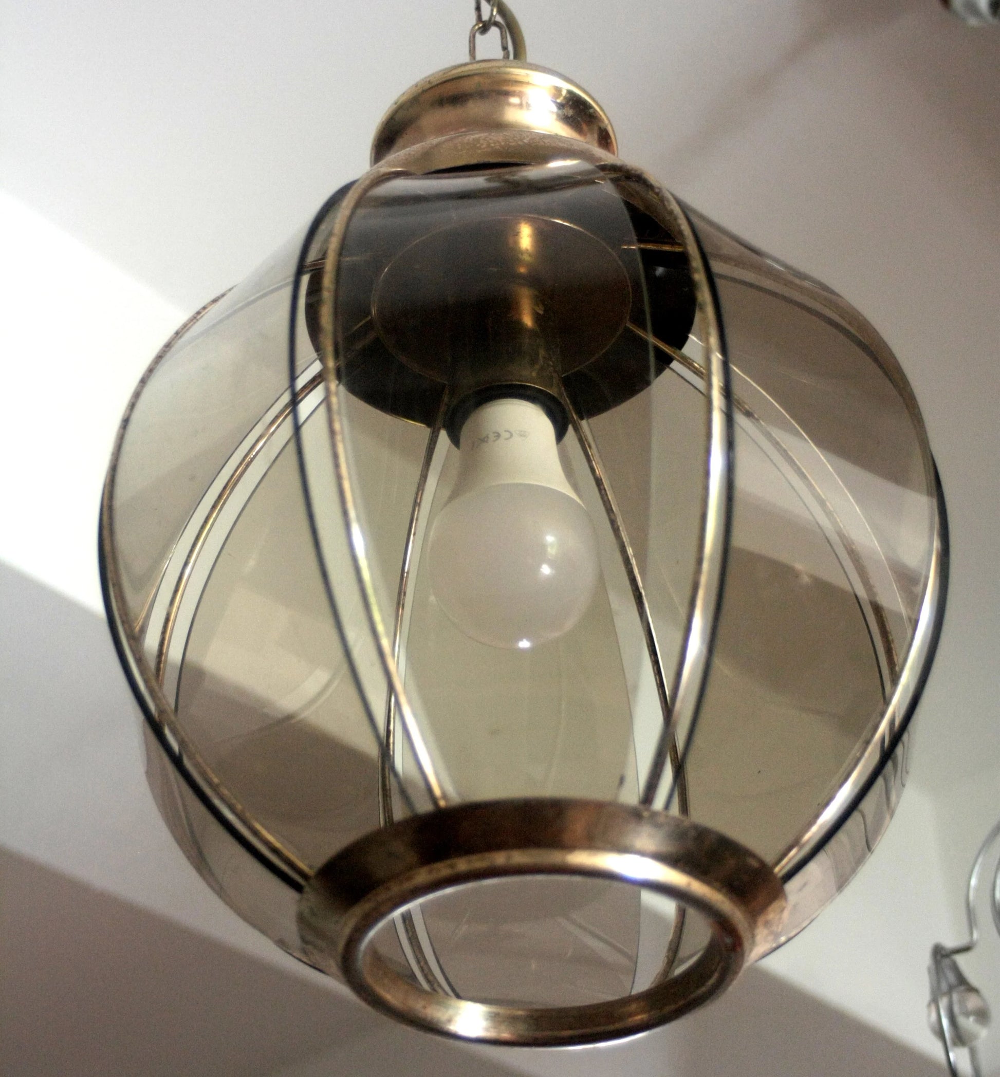 Lampadario in ottone con vetri fumé a spicchi della seconda metà xx secolo con dettagli in ottone