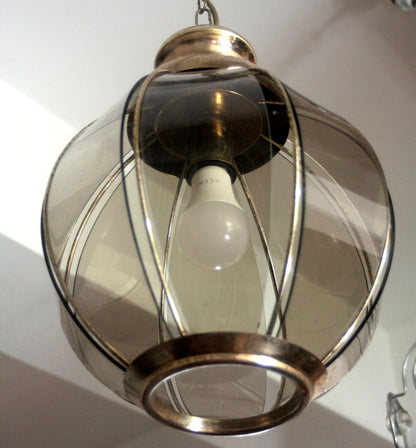 Lampadario in ottone con vetri fumé a spicchi della seconda metà xx secolo con dettagli in ottone
