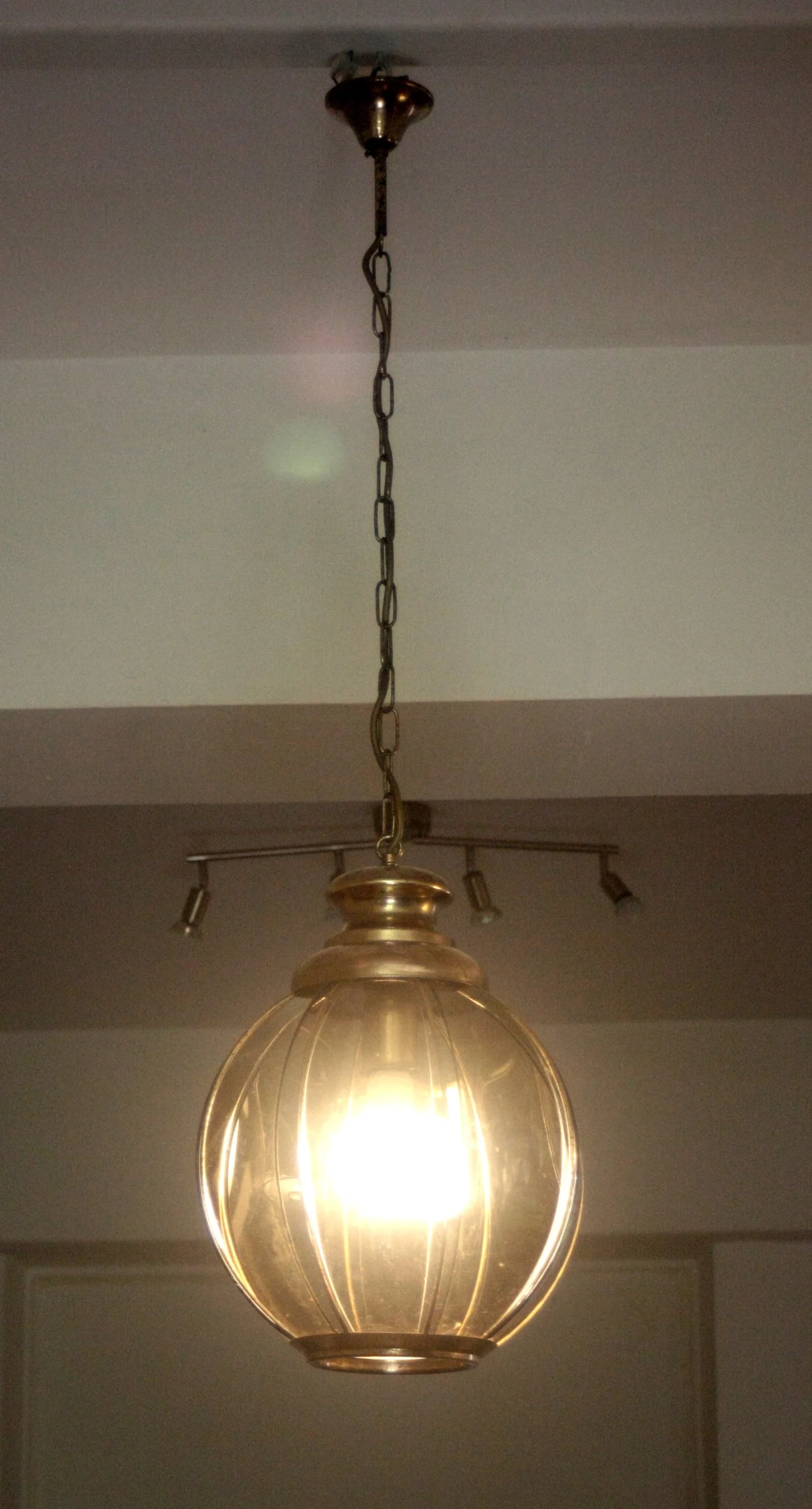 Lampadario in ottone con vetri fumé a spicchi color ambra sospeso della seconda metà xx secolo