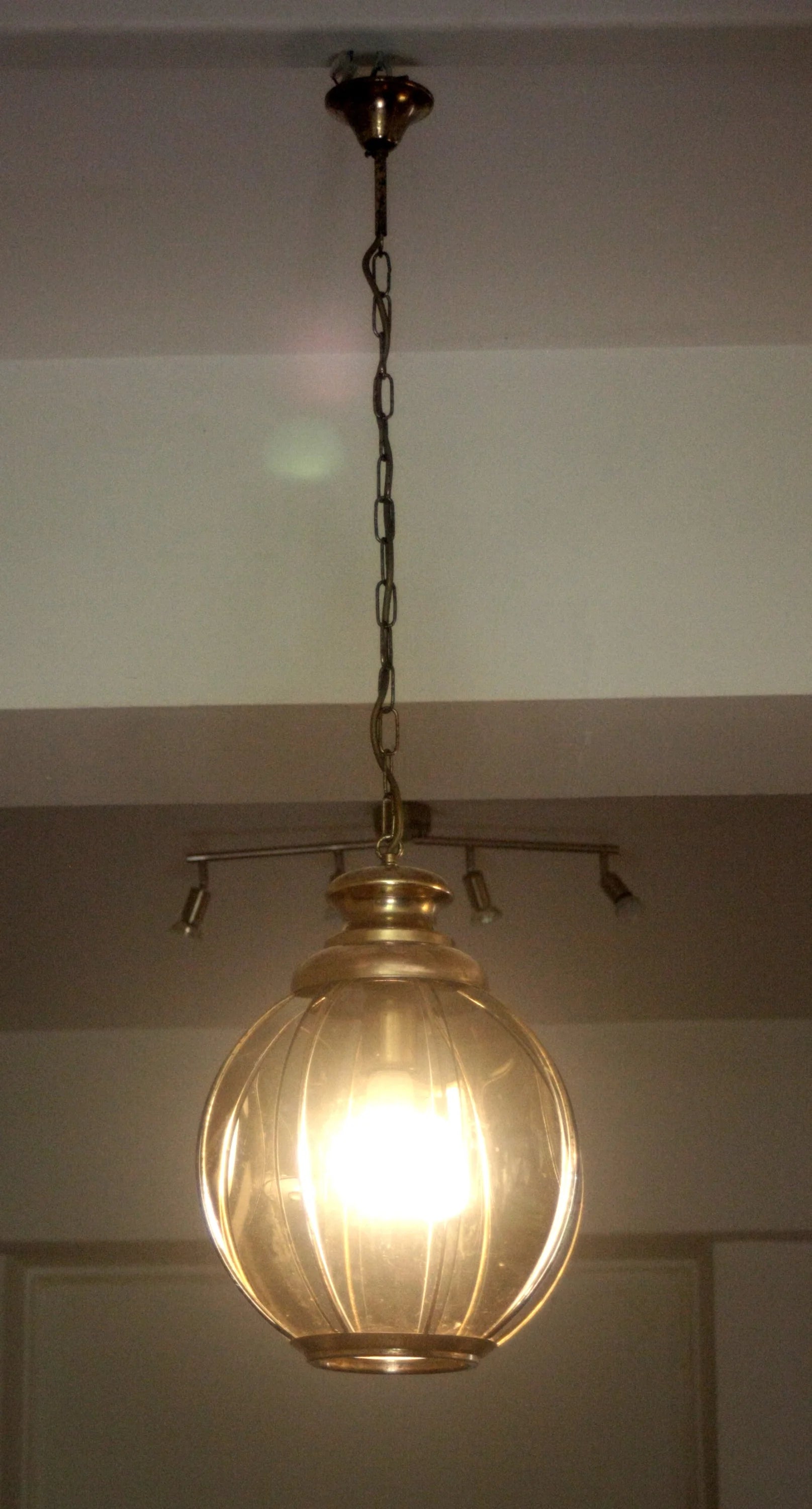 Lampadario in ottone con vetri fumé a spicchi color ambra sospeso della seconda metà xx secolo