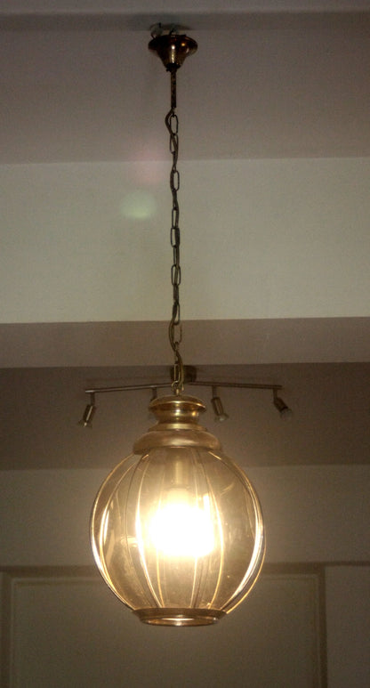Lampadario in ottone con vetri fumé a spicchi color ambra sospeso della seconda metà xx secolo