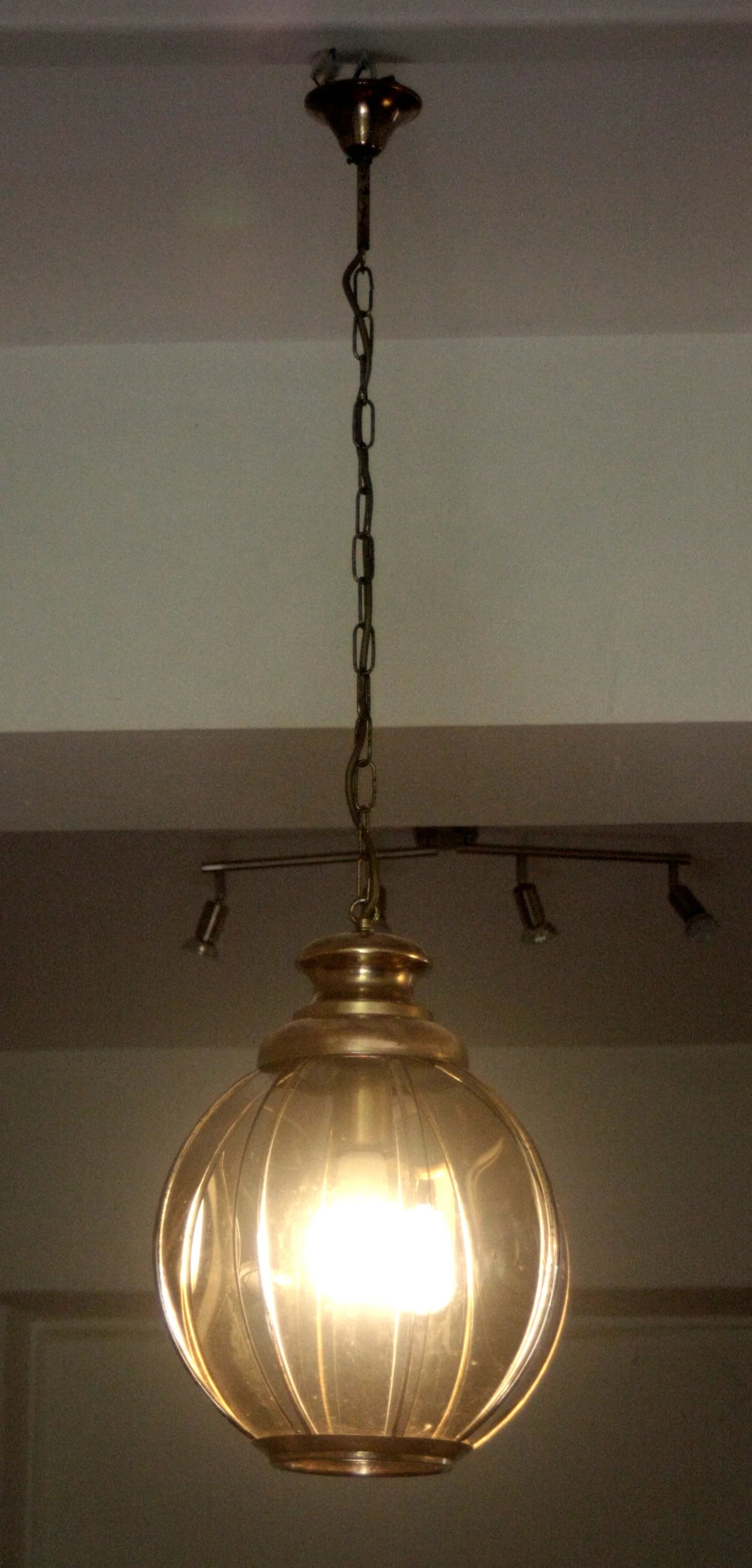 Lampadario in ottone con vetri fumé a spicchi color ambra sospeso in vetro metà xx secolo seconda metà