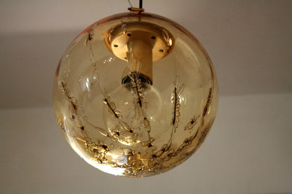 Lampadario a sospensione design italiano con ciondolo sferico in vetro ambrato e ottone firmato la murrina anni 70