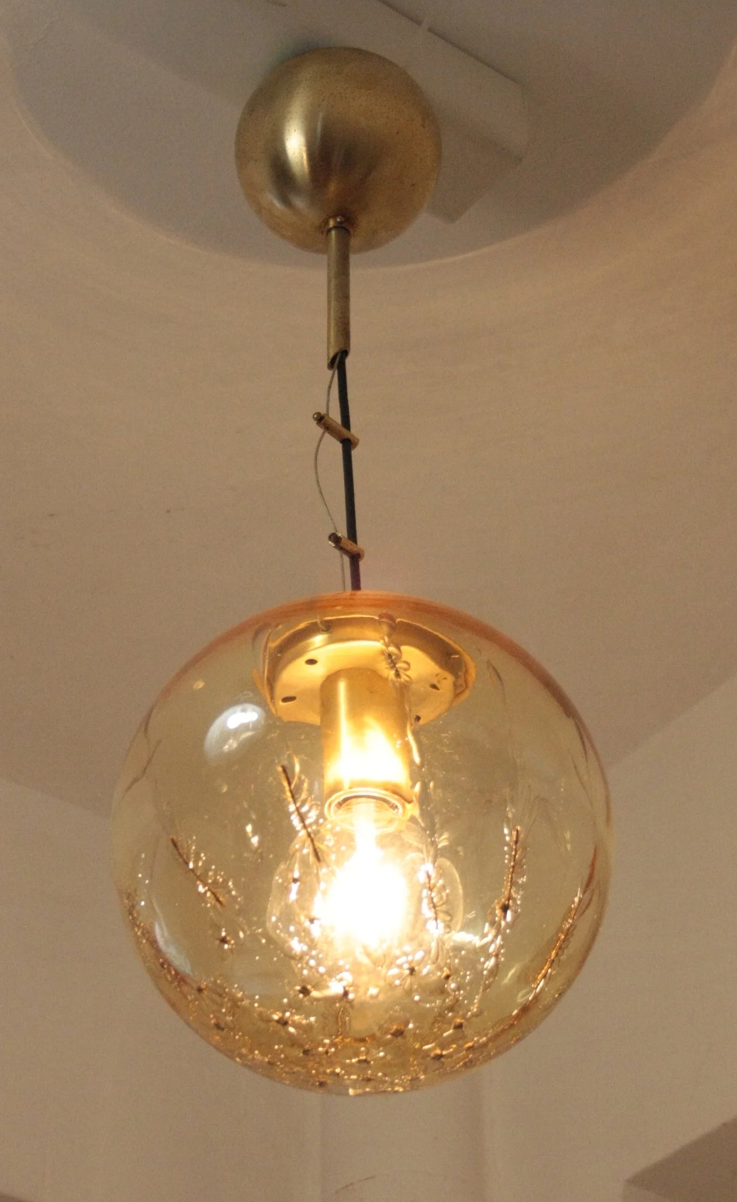 Lampadario a sospensione con ciondolo sferico in vetro ambrato e ottone firmato design italiano anni 70