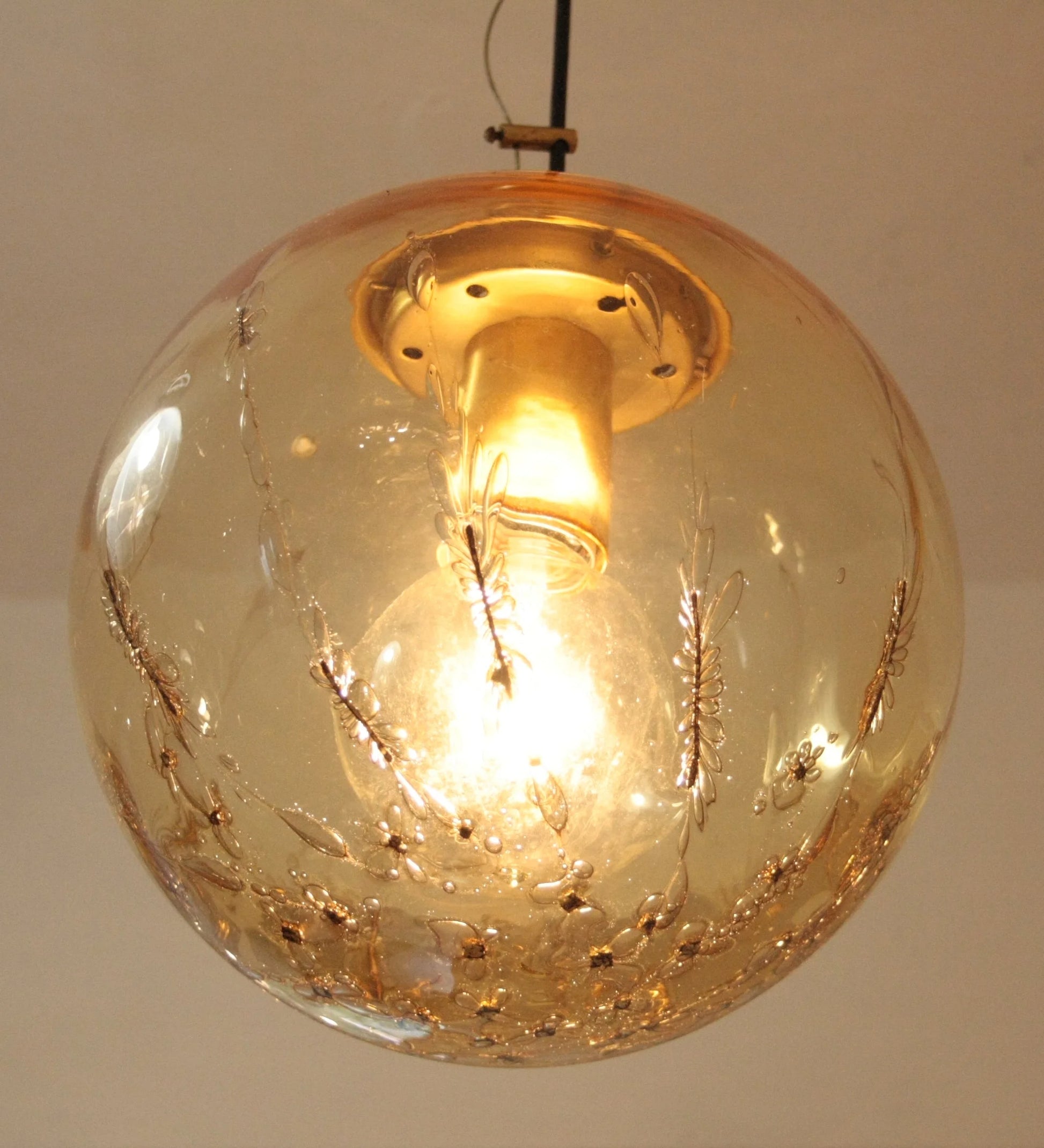 Lampadario a sospensione di design italiano con ciondolo sferico in vetro ambra e ottone firmato la murrina anni 70