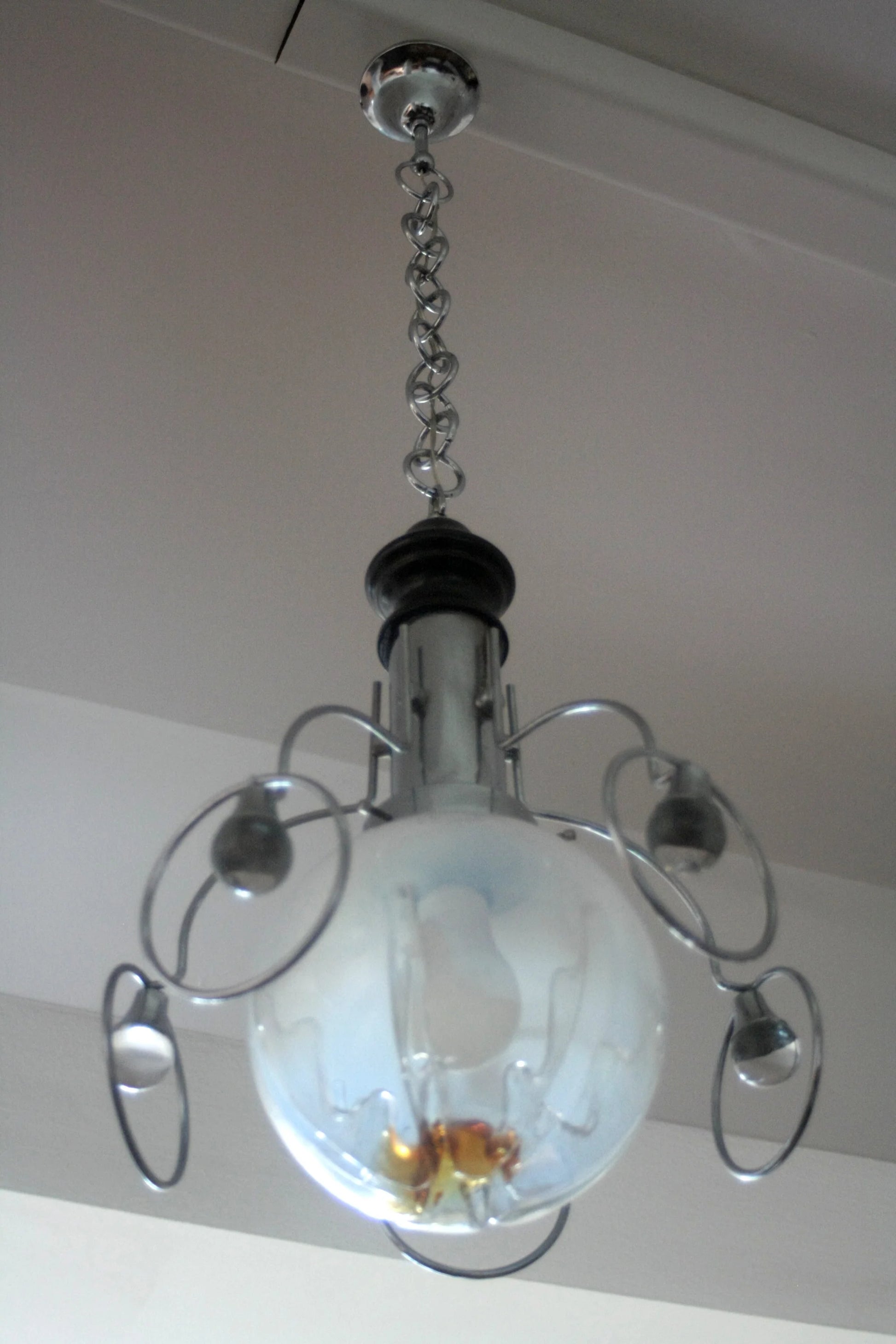 Lampadario vintage mazzega anni 70 con globo in vetro e struttura cromata in stile space age italiano