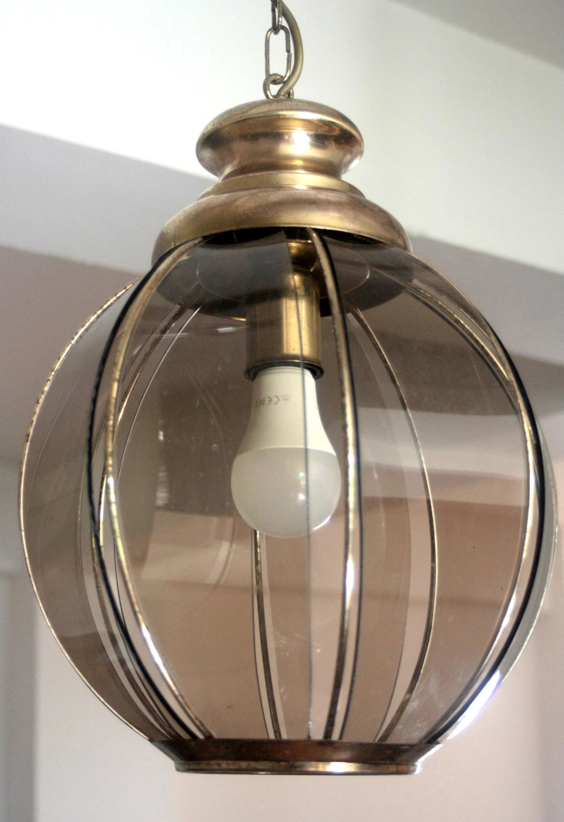 Lampadario in ottone con vetri fumé a spicchi della seconda metà xx secolo con design sospeso elegante