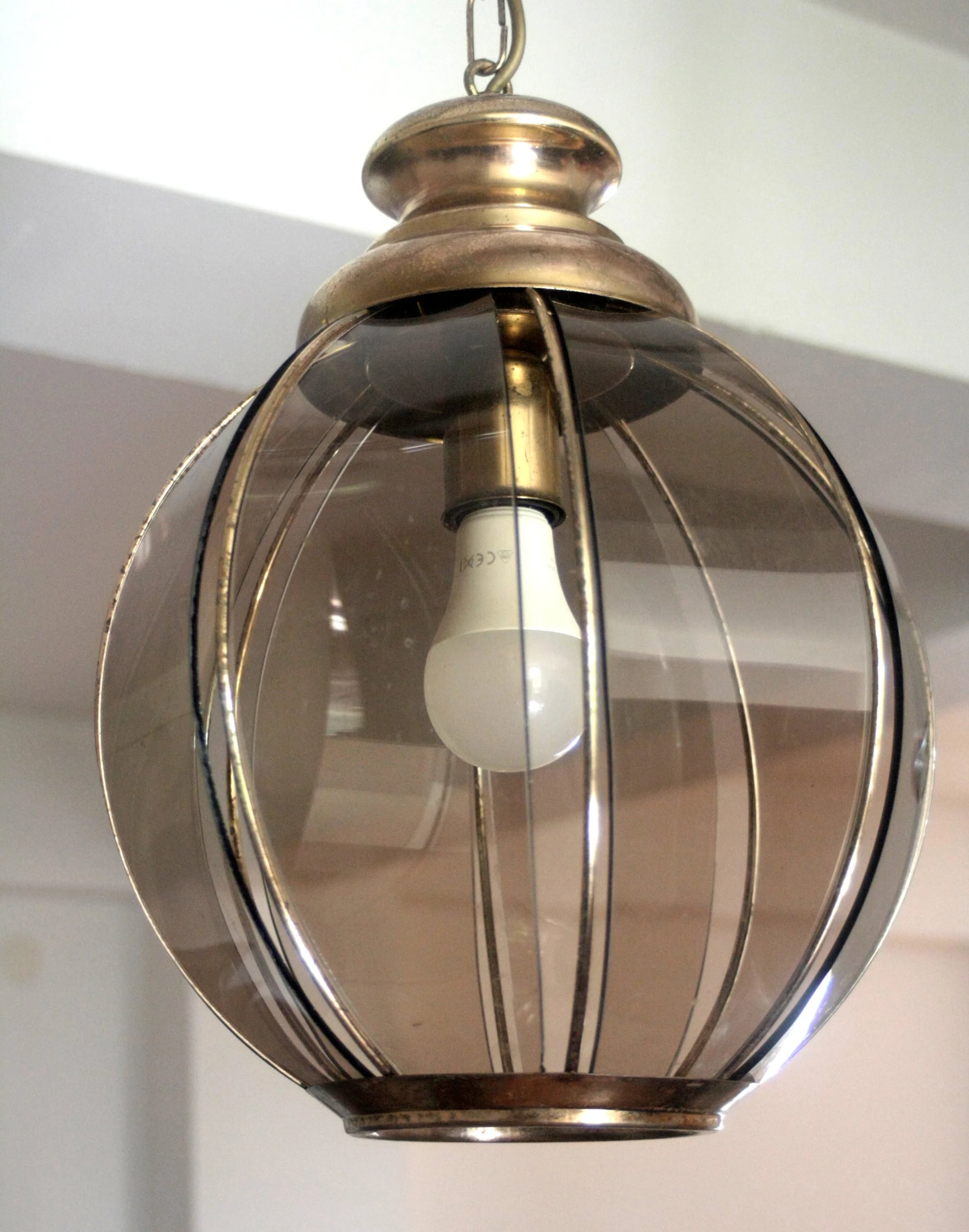 Lampadario in ottone con vetri fumé a spicchi della seconda metà xx secolo con design sospeso