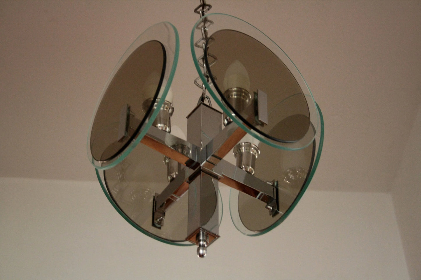 Lampadario vintage art déco con dischi di vetro tinta italia anni 70 e struttura in metallo cromato anni
