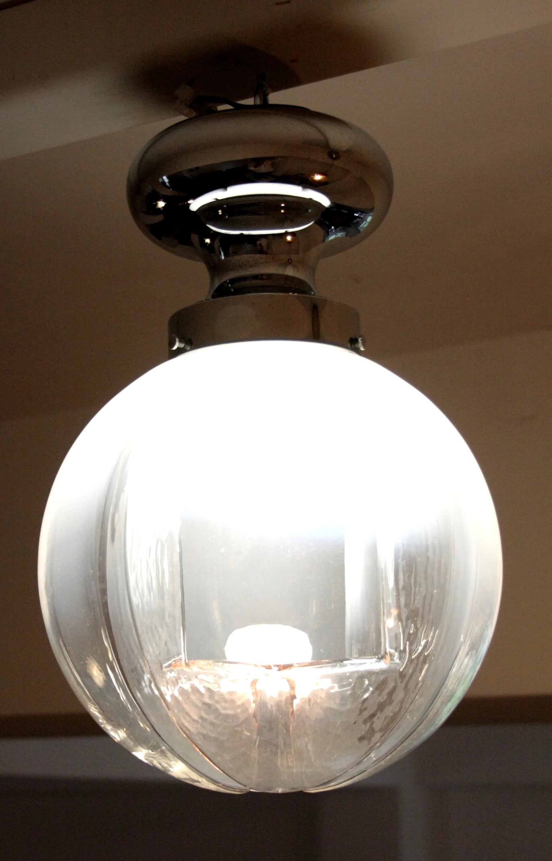Lampada da soffitto cromata con vetro soffiato di murano italia anni 60 per illuminazione elegante