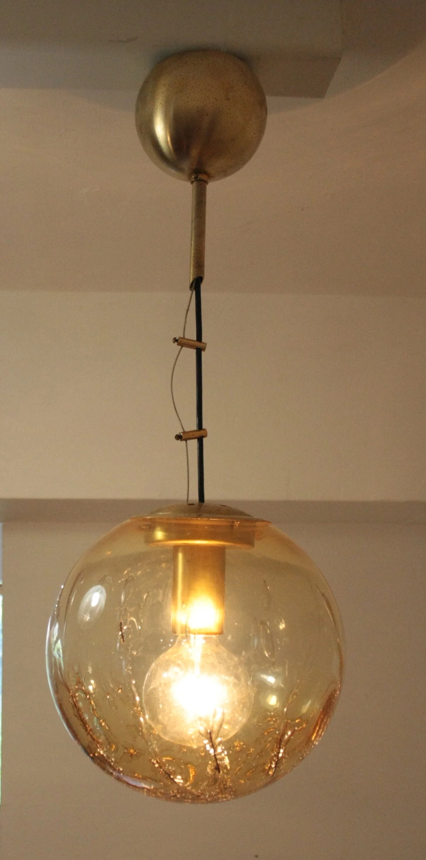 Lampadario a sospensione italia anni 70 con design italiano, ciondolo sferico in vetro e ottone firmato la murrina