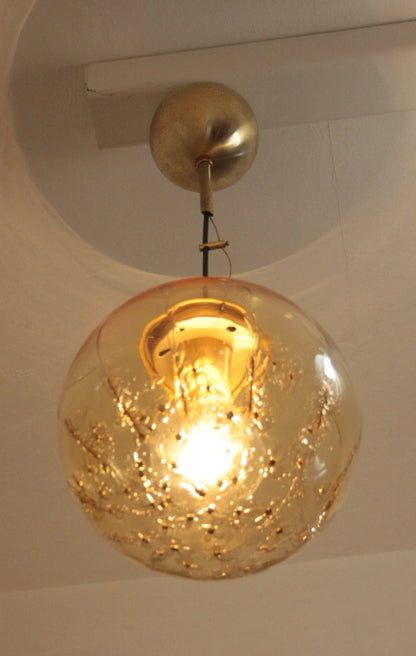 Lampadario a sospensione in vetro dorato con ciondolo sferico e ottone firmato design italiano anni 70