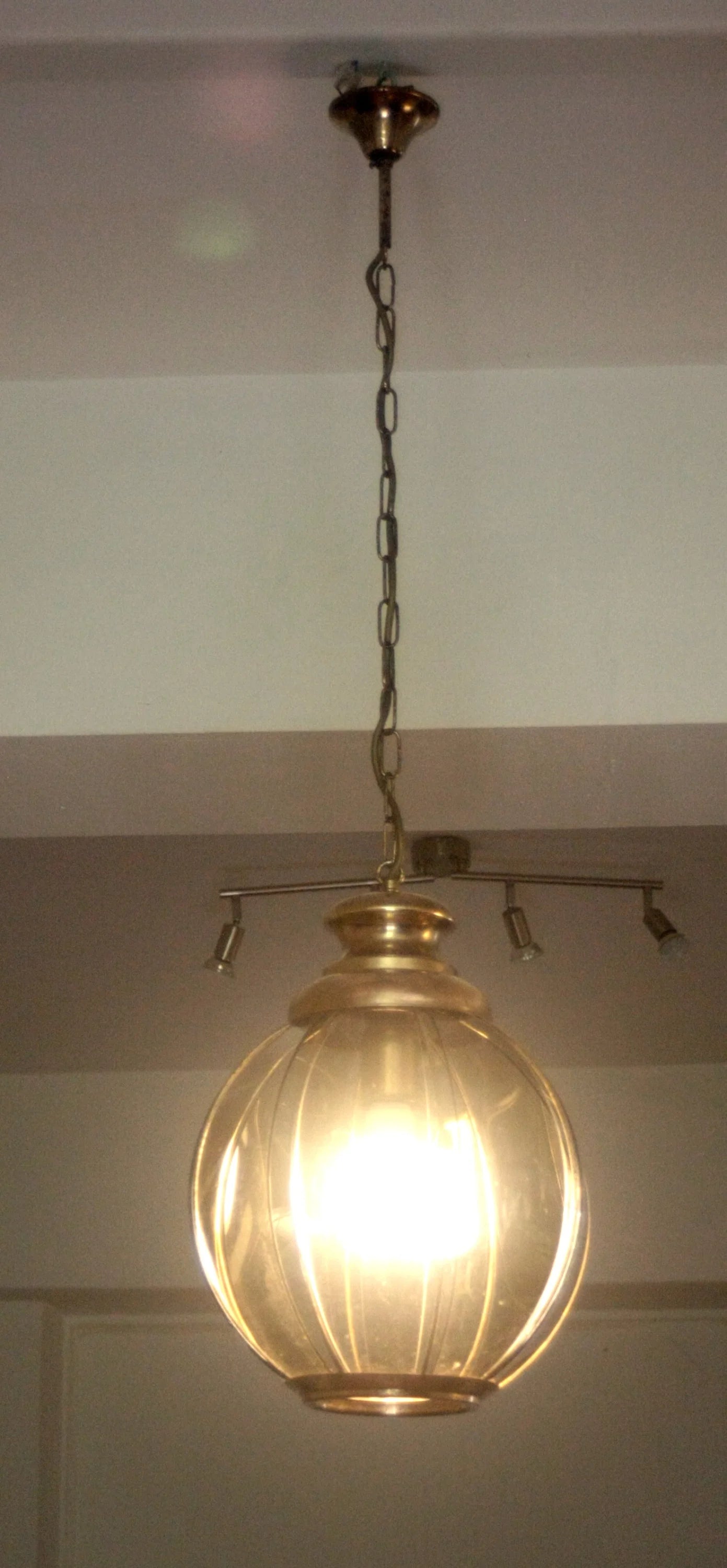 Lampadario in ottone con vetri fumé a spicchi color ambra illuminato metà xx secolo seconda metà