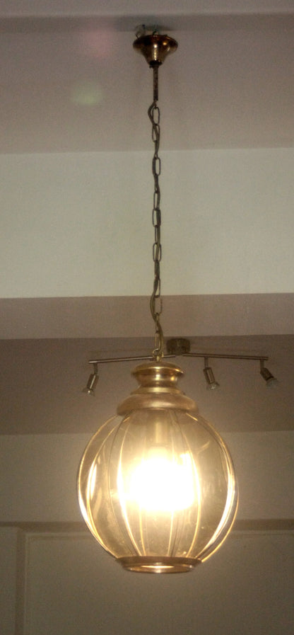 Lampadario in ottone con vetri fumé a spicchi color ambra illuminato metà xx secolo seconda metà