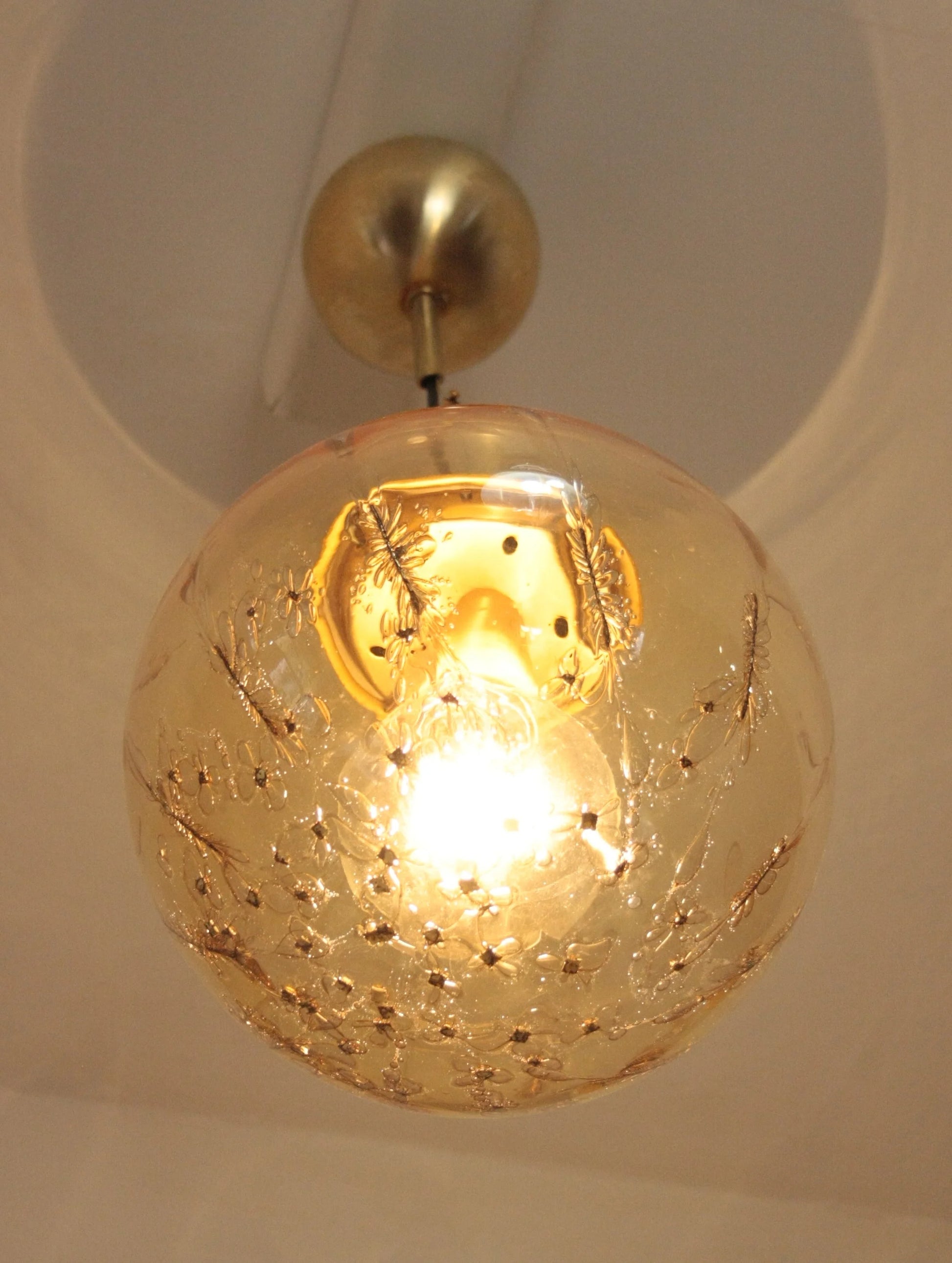 Lampadario a sospensione di la murrina design italiano con ciondolo sferico illuminato in ottone firmato anni 70