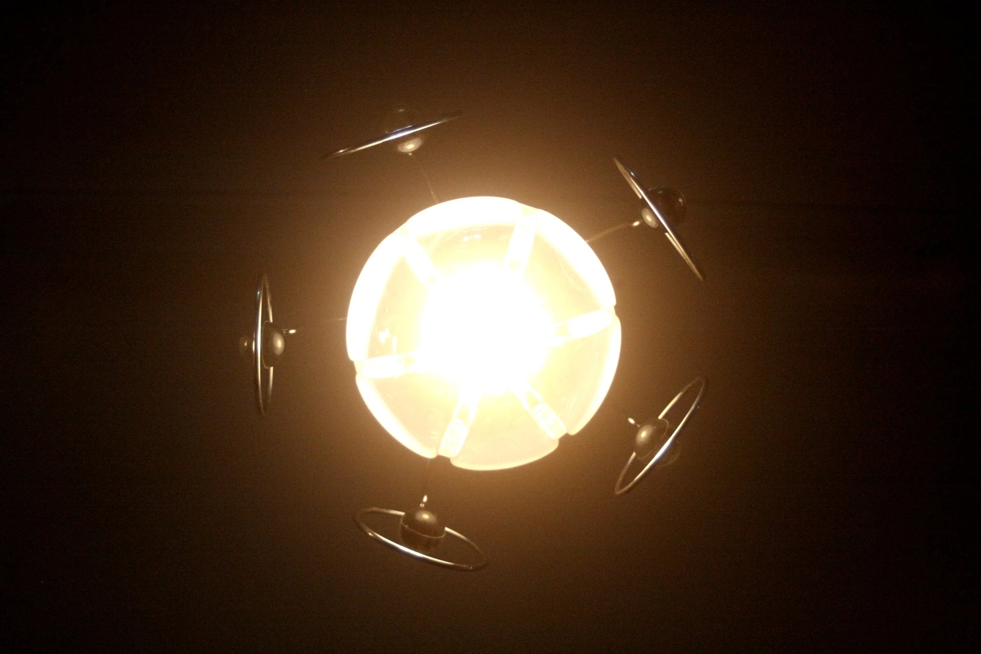 Lampadario vintage mazzega anni 70 a sfera illuminata in vetro e cromo stile space age italiano