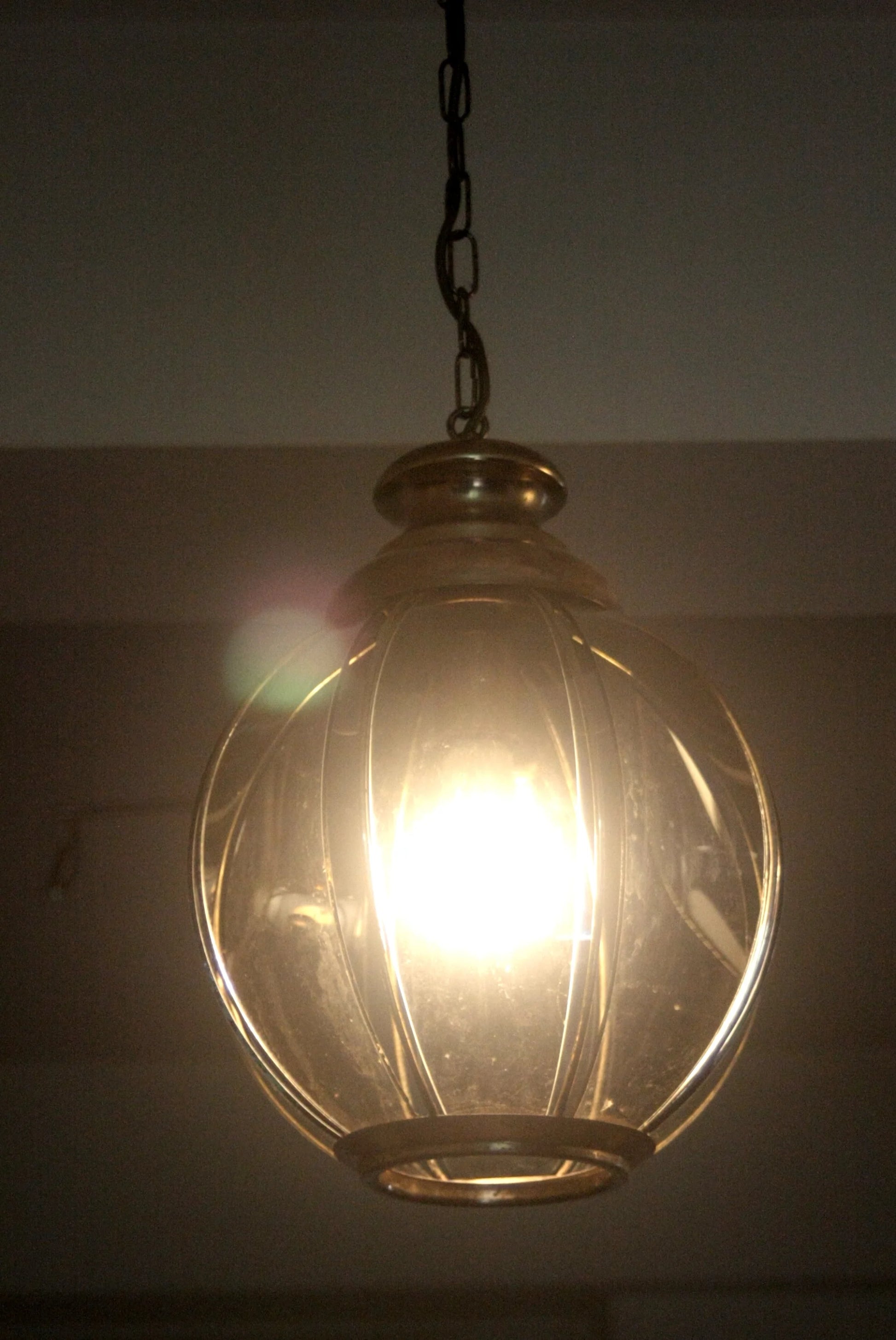 Lampadario in ottone con vetri fumé a spicchi illuminato della seconda metà xx secolo