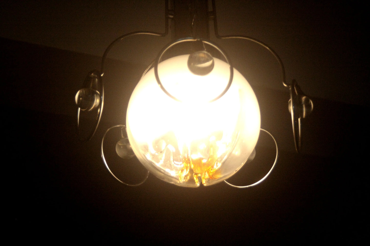 Lampadario vintage mazzega anni 70 in vetro e cromo illuminato a forma di globo per ambienti eleganti
