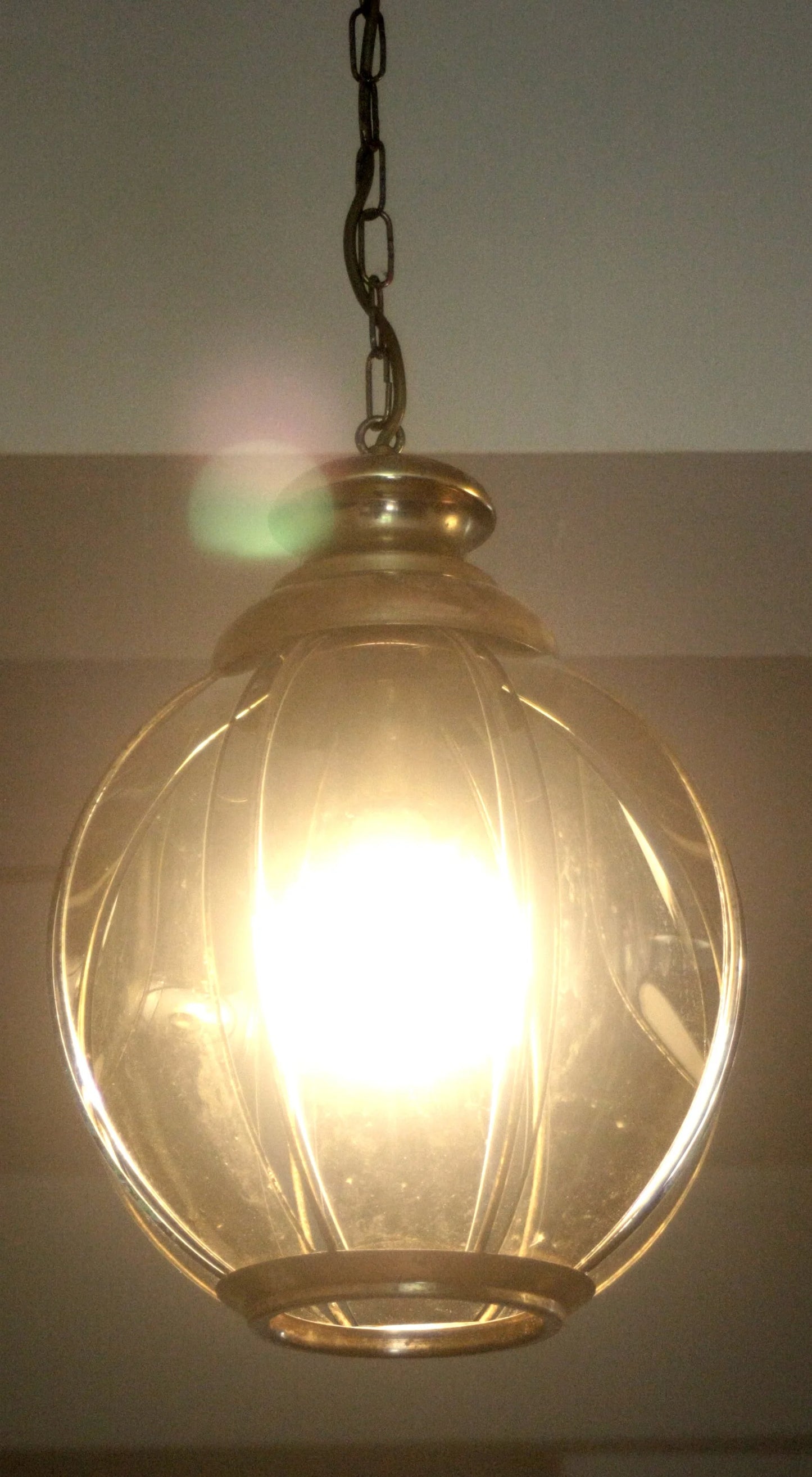 Lampadario in ottone con vetri fumé a spicchi illuminato metà xx secolo seconda metà per ambiente interno