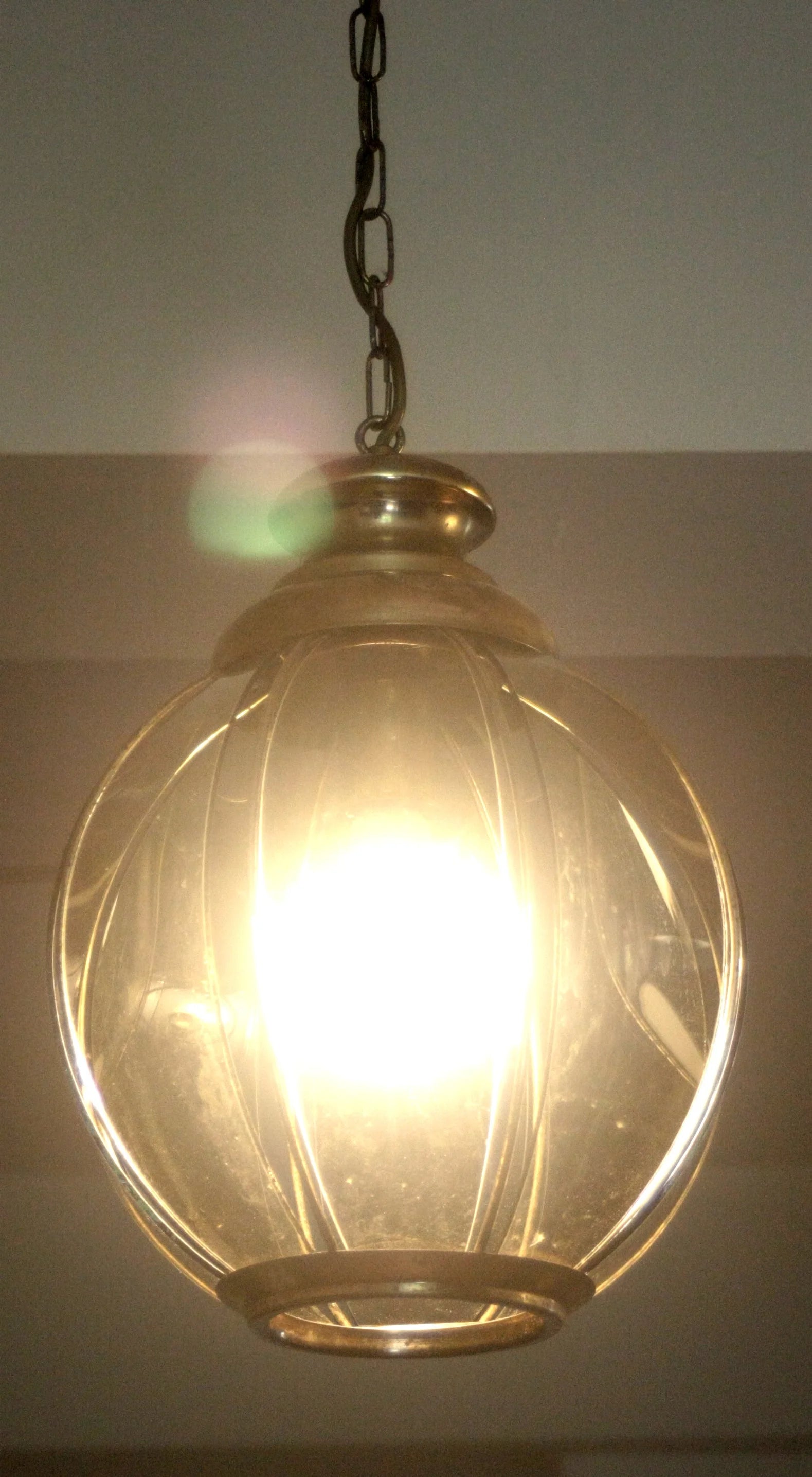 Lampadario in ottone con vetri fumé a spicchi illuminato metà xx secolo seconda metà per ambiente interno