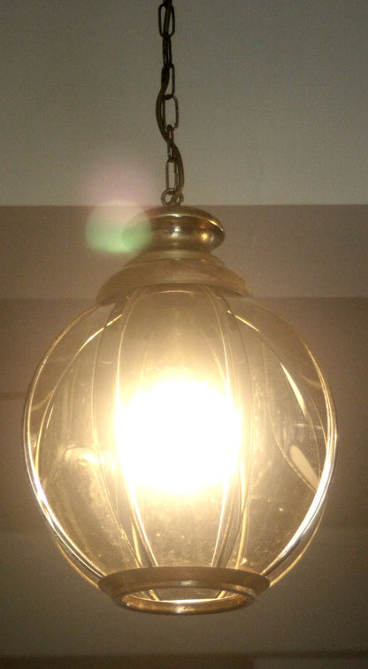 Lampadario in ottone con vetri fumé a spicchi illuminato metà xx secolo seconda metà per ambiente interno