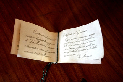 Piccolo libretto con testo manoscritto per lampadario a sospensione la murrina design italiano ciondolo sferico ottone firmato