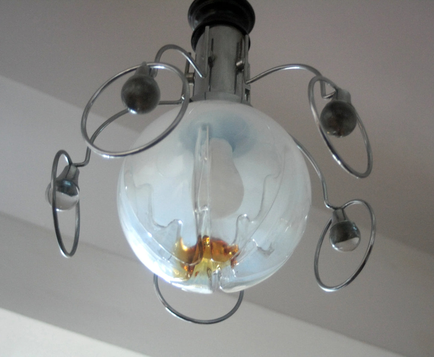 Lampadario vintage mazzega anni 70 in stile space age con struttura cromata e diffusori in vetro italiano