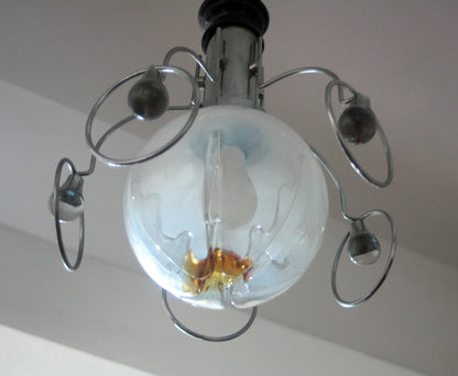 Lampadario vintage mazzega anni 70 in stile space age con struttura cromata e diffusori in vetro italiano