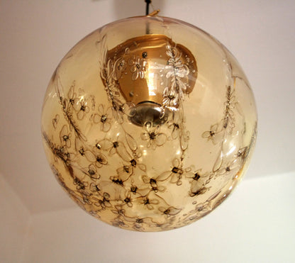 Lampadario a sospensione con ciondolo sferico in vetro ambra con motivo floreale e ottone firmato design italiano anni 70