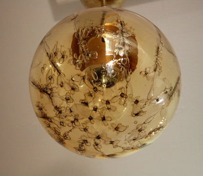Lampadario a sospensione la murrina design italiano con ciondolo sferico in vetro dorato e ottone firmato anni 70