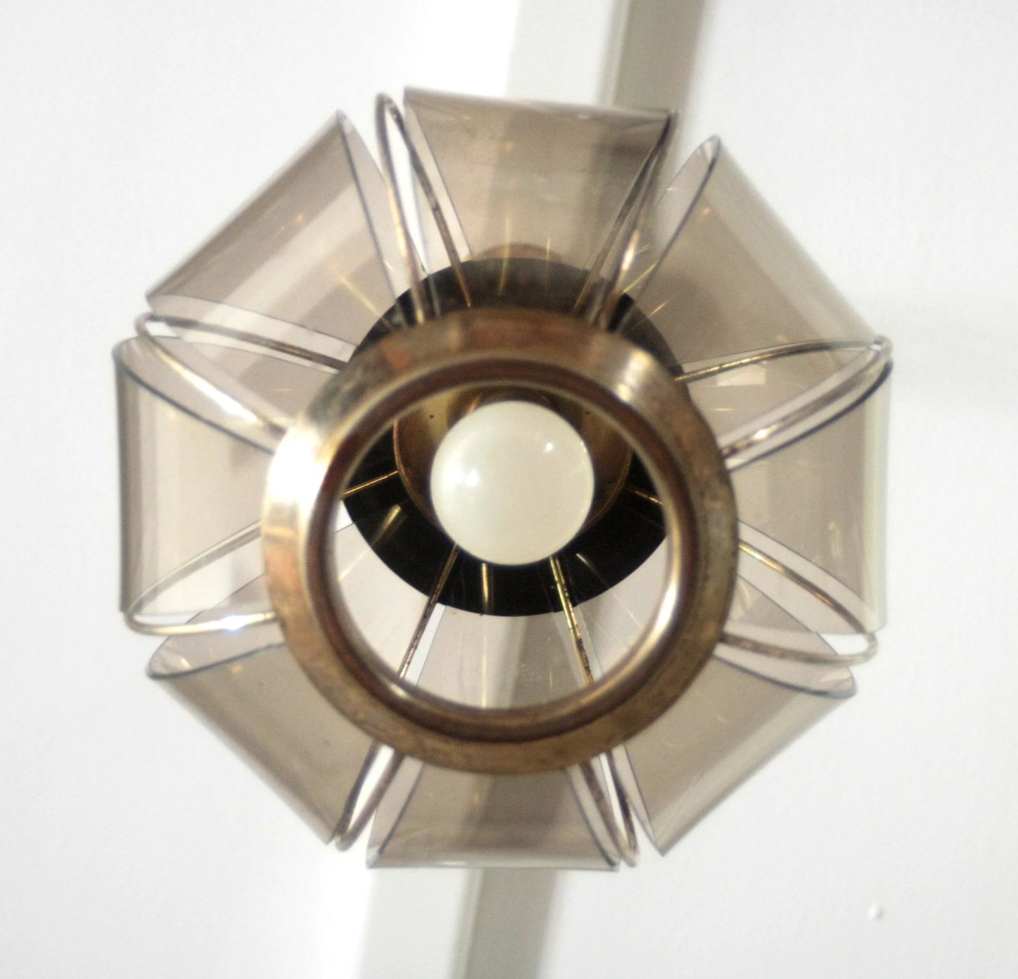 Lampadario ottagonale in ottone con vetri fumé a spicchi della seconda metà xx secolo