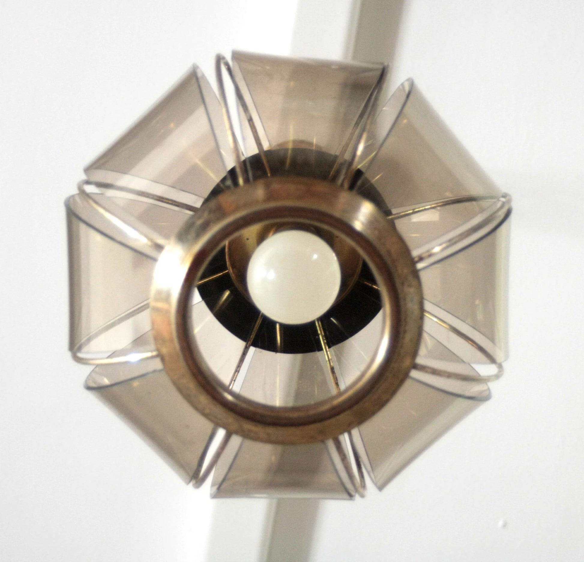 Lampadario ottagonale in ottone con vetri fumé a spicchi della seconda metà xx secolo