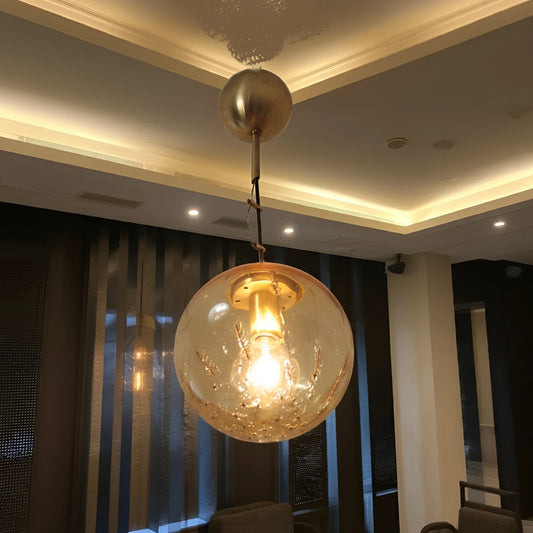 Lampadario a sospensione design italiano anni 70 con ciondolo sferico in vetro e ottone firmato la murrina