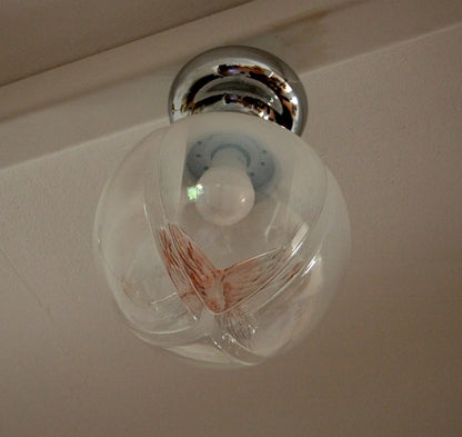 Lampada da soffitto cromata con vetro soffiato di murano italia anni 60 decorata con design farfalla