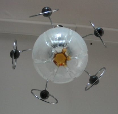 Lampadario vintage mazzega anni 70 in cromo e vetro ispirato allo spazio con design orbitale per interni eleganti