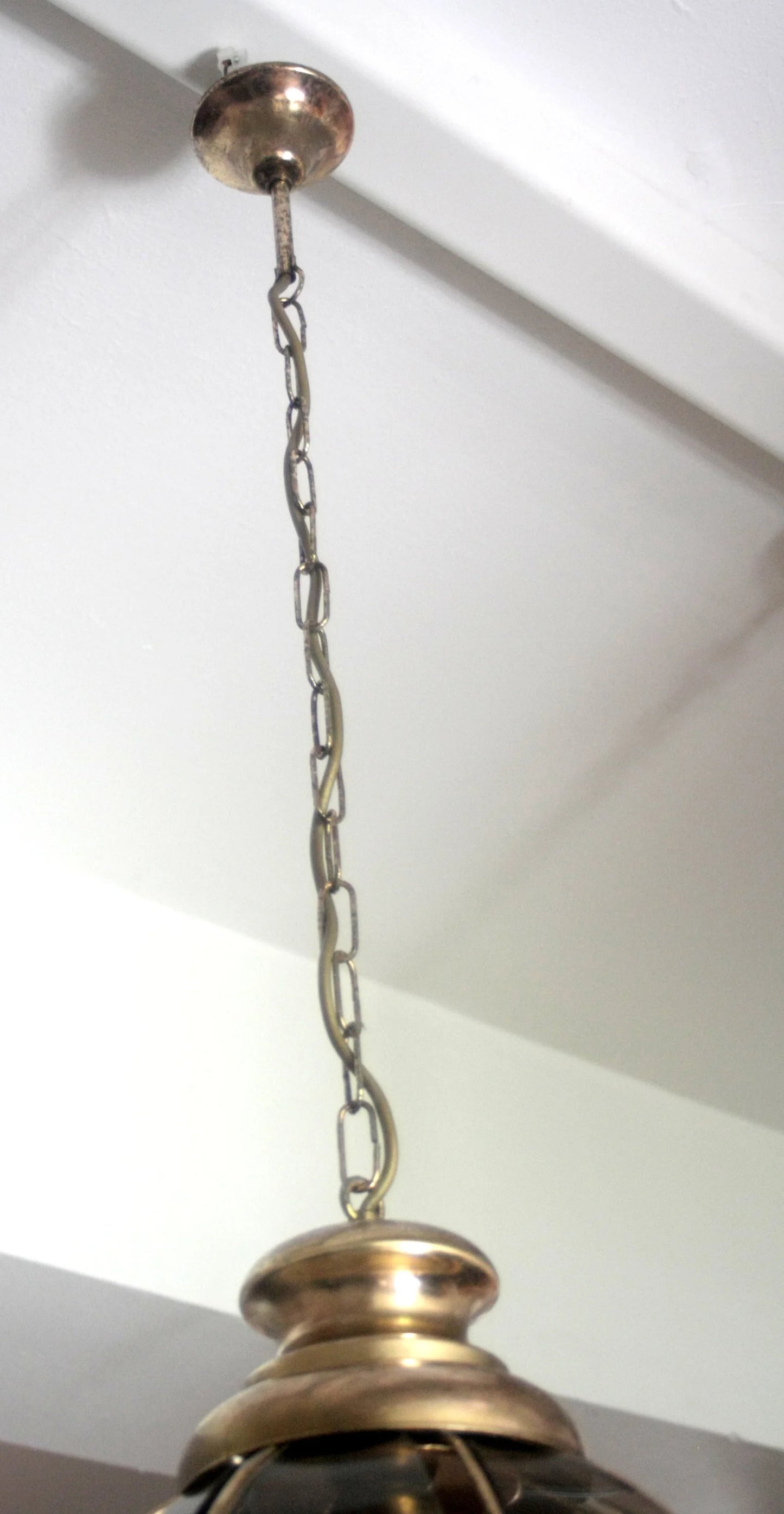 Lampadario in ottone con vetri fumé a spicchi seconda metà xx secolo con catena bronzata sospesa