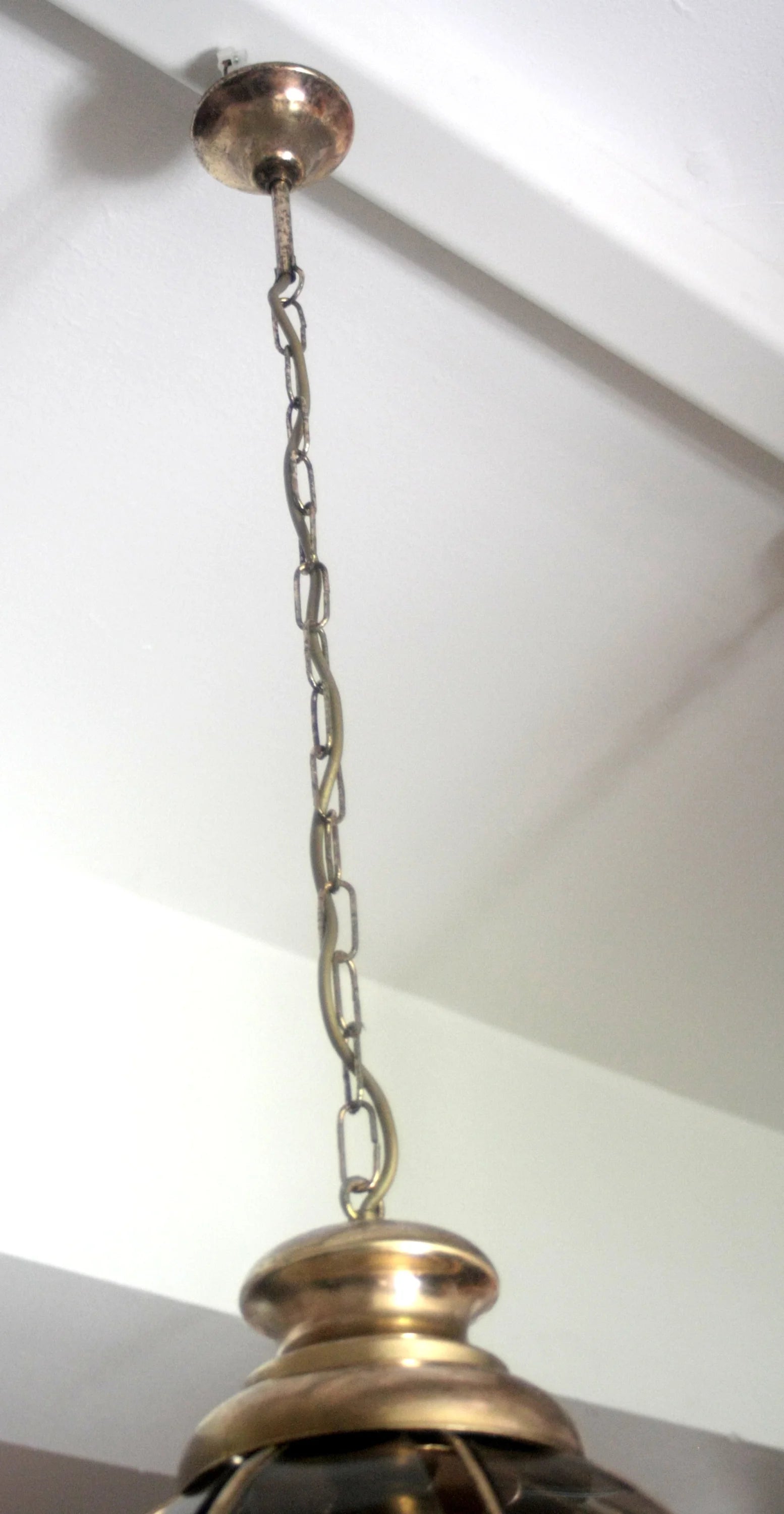 Lampadario in ottone con vetri fumé a spicchi seconda metà xx secolo con catena bronzata sospesa