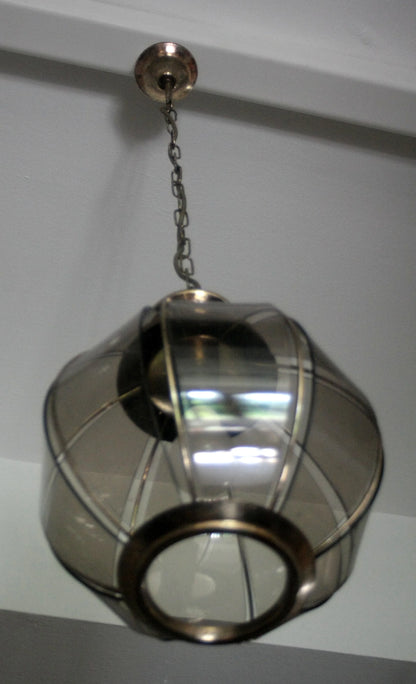Lampadario in ottone con vetri fumé a spicchi sospeso in vetro e metallo metà xx secolo seconda metà