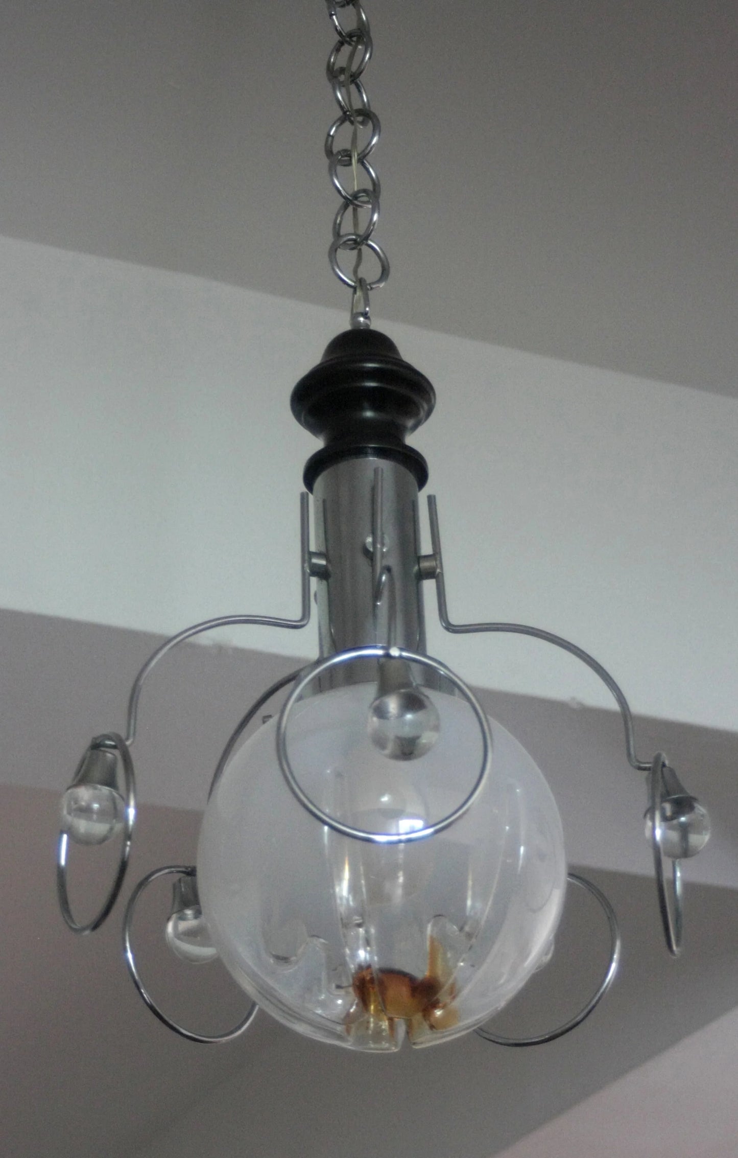 Lampadario vintage mazzega anni 70 in vetro e cromo con design space age appeso in metallo e vetro