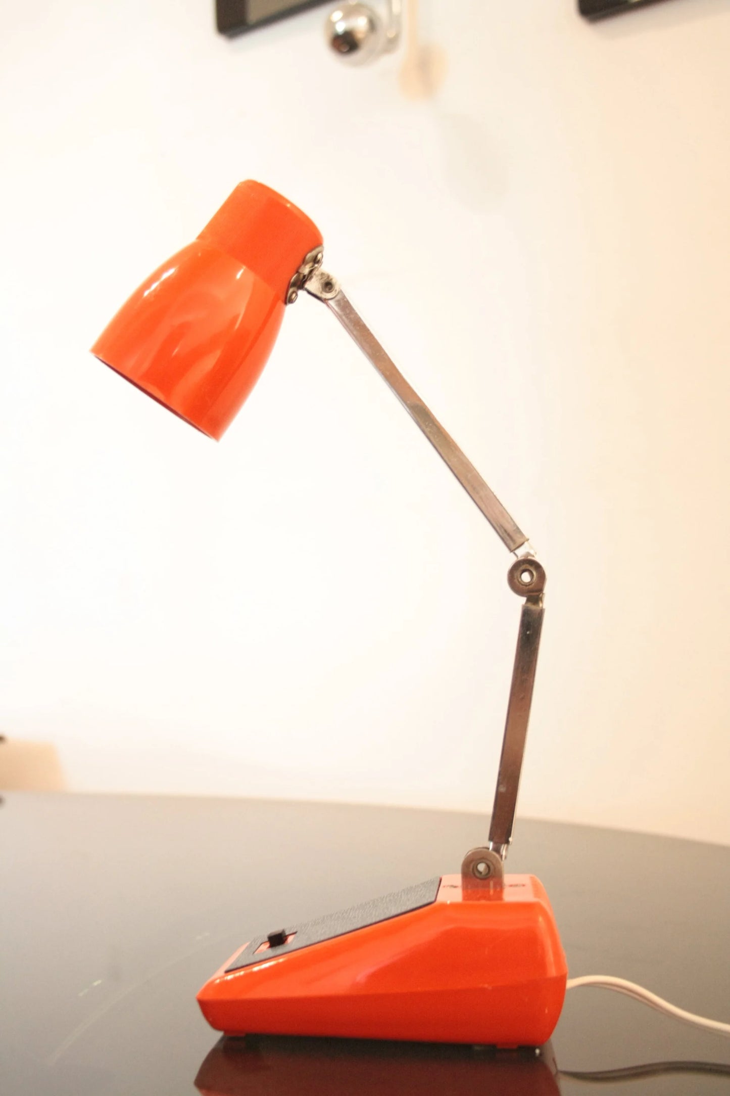 Lampada da tavolo mg made arancione regolabile esemplare autentico vintage prodotta a hong kong nel 1970
