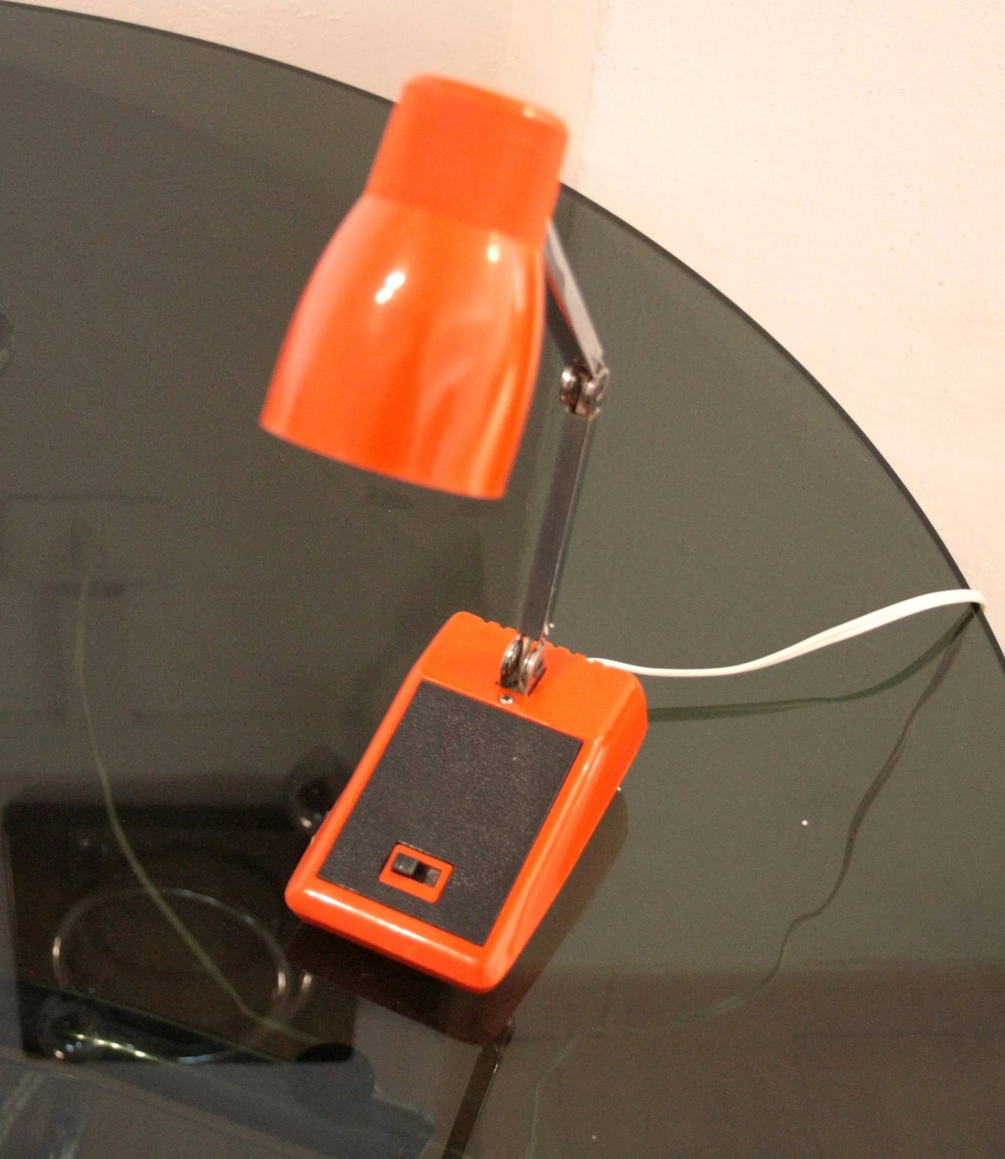 Lampada da tavolo mg made in hong kong 1970 arancione con braccio regolabile esemplare autentico