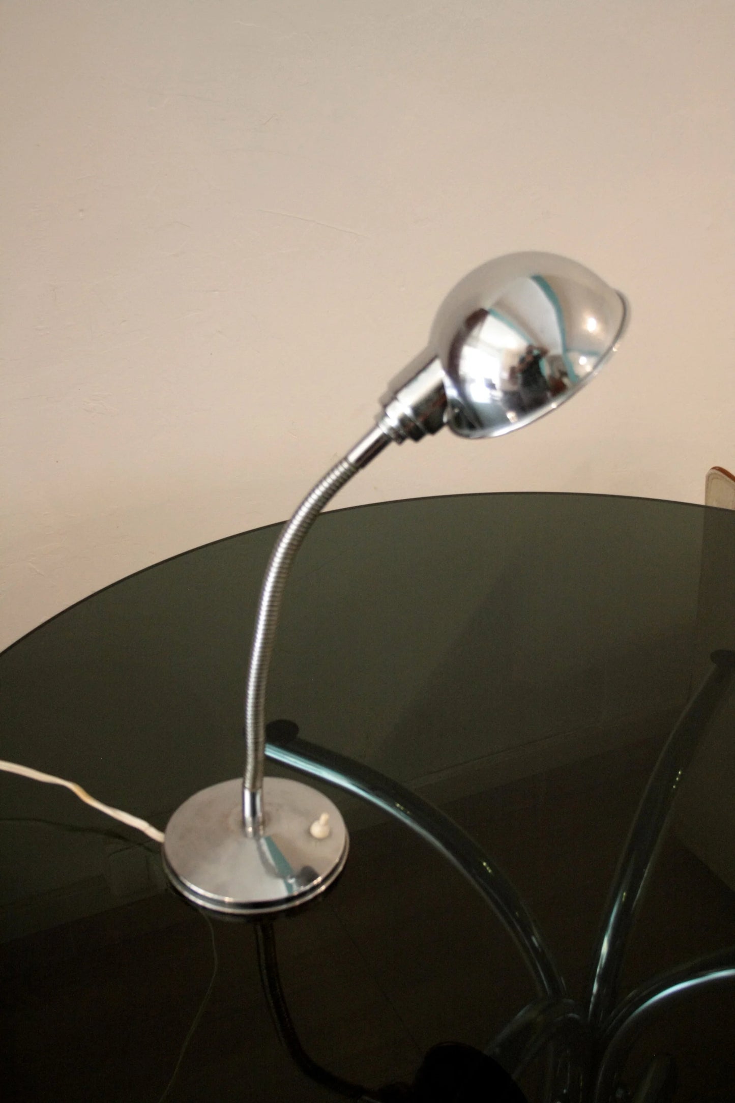 Lampada da tavolo vintage in metallo cromato anni 60 con design a collo d’oca per tavolo vintage anni
