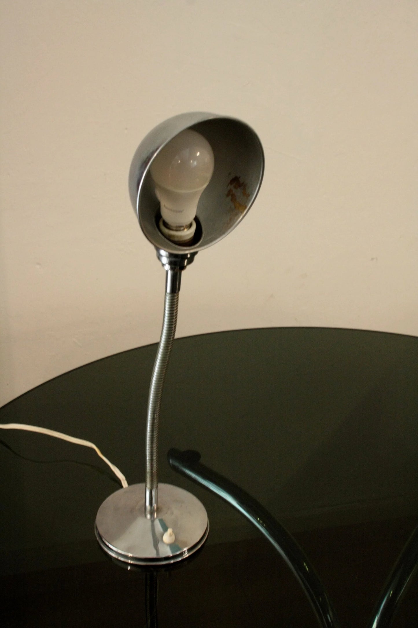 Lampada da tavolo vintage anni 60 in metallo cromato con gooseneck per scrivania in stile italiano